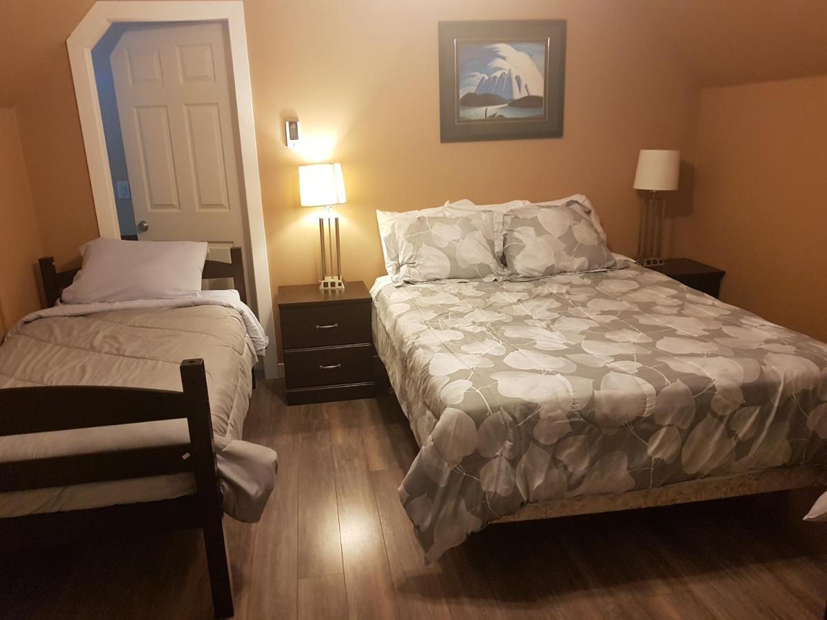 Pines Motel 3*