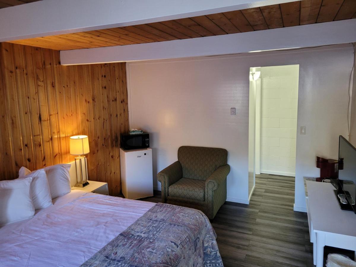 Motel Pines 3*