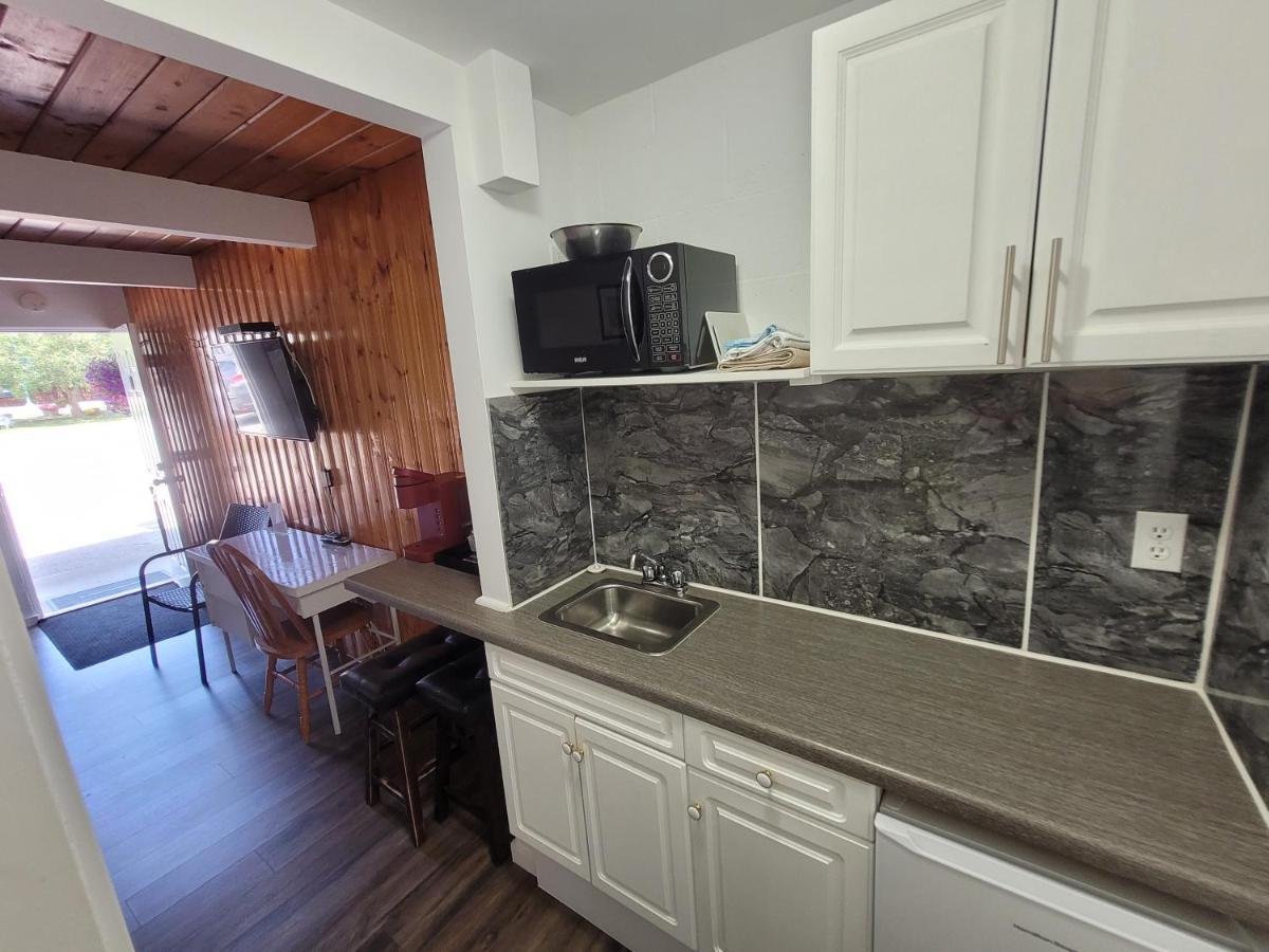 Pines Motel 3*