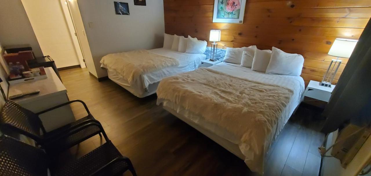 Motel Pines
