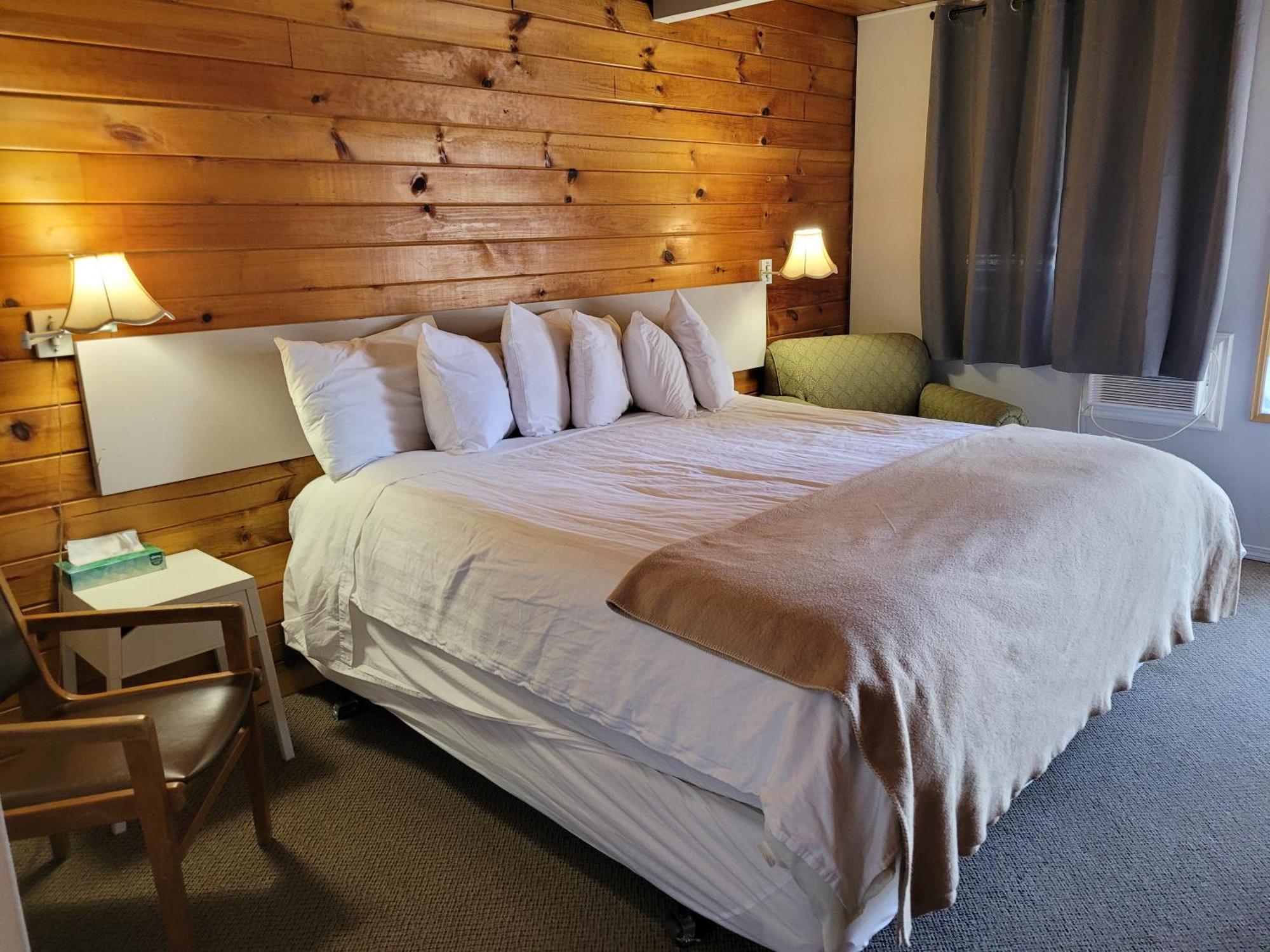 Motel Pines 3*